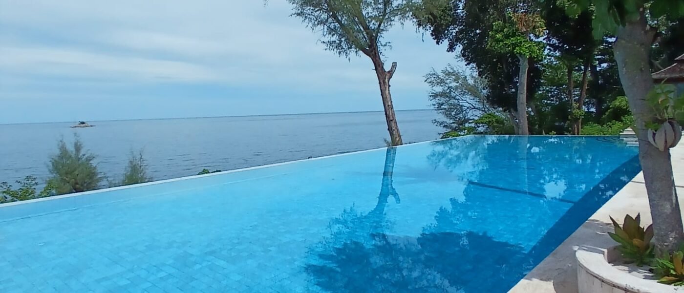 Infinity pool overlooking the sea in Phuket